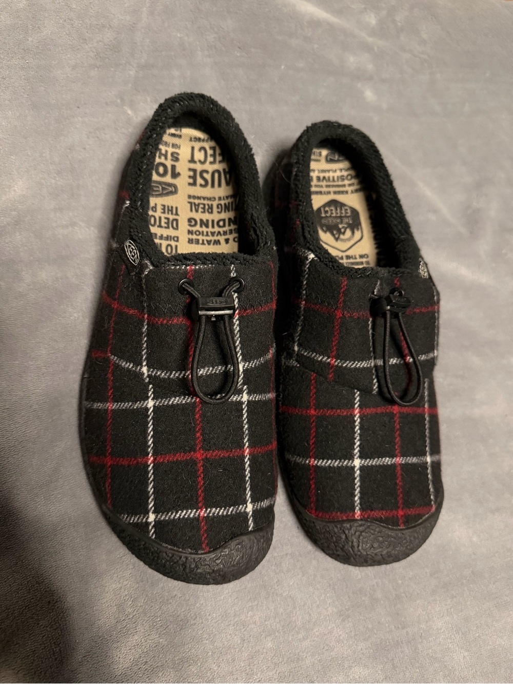 Keen Women’s Black Plaid Indoor/Outdoor Slippers Size 8